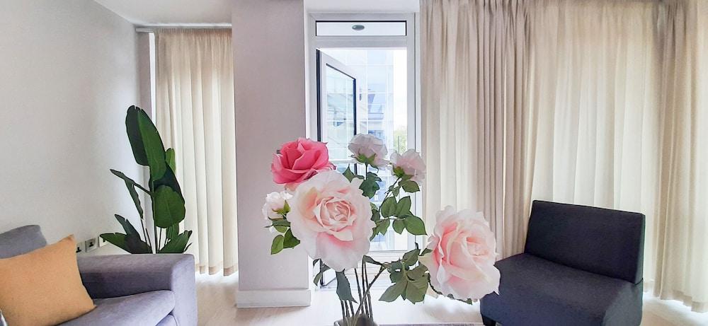 Two Bed Serviced Apt in Old Street 2