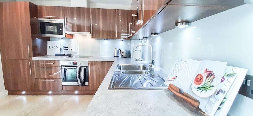 Two Bed Serviced Apt in Old Street 1