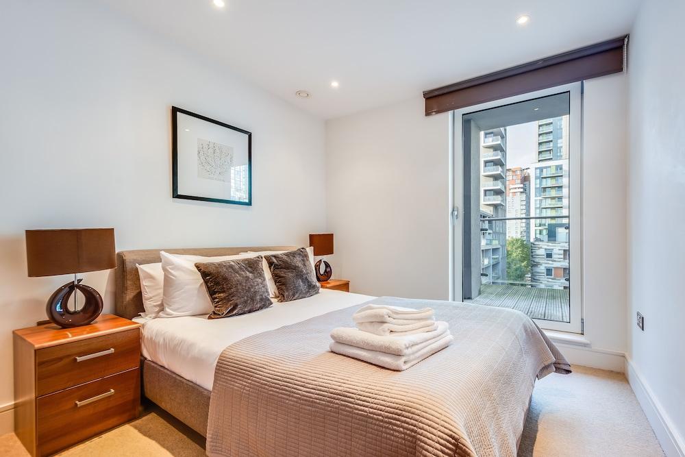 Two Bedroom Apartment in Canary Wharf 1