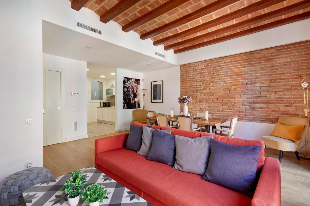 Light Flooded 3-Bedroom Apartment in Eixample