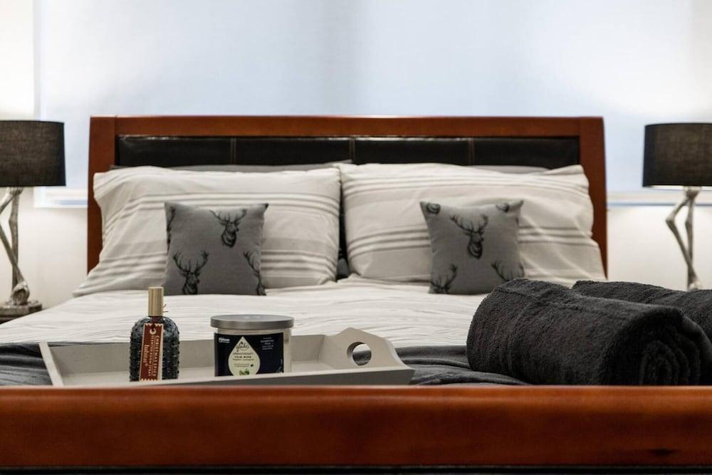 Exquisite 2400sqft 3 Bed Brick Lane Pad