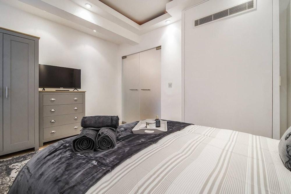 Exquisite 2400sqft 3 Bed Brick Lane Pad 1