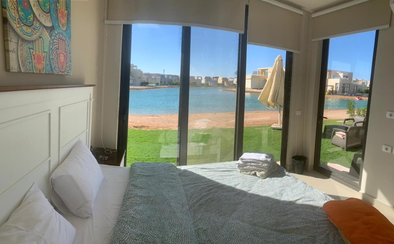 Tawila, 4 Bedroom Villa, Brand New, Directly on a Lagoon 2