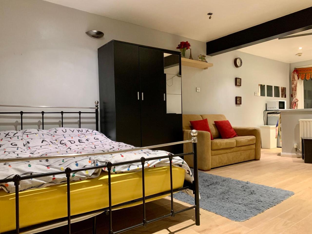 Studio Apartment - Entire Lower Ground Floor - Only 7 Mins Walk Kings Cross St Pancras Station