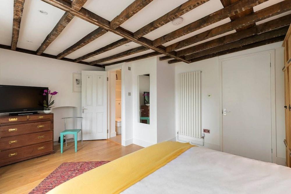 Joivy Smart 3 Bed Flat in Islington, Close To Angel Tube 1