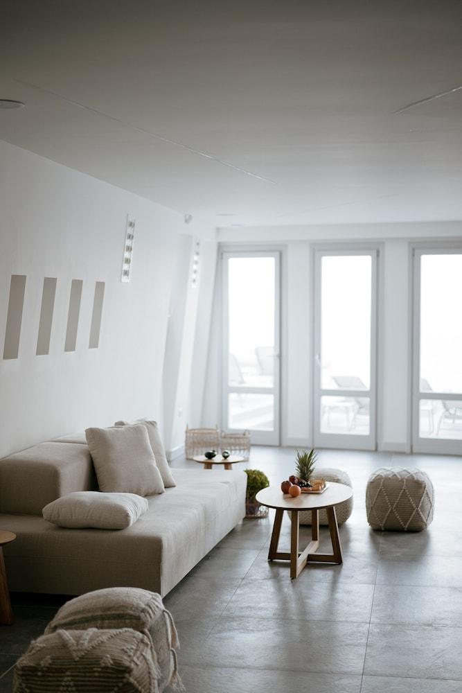 Epavlis Grace (Adults only)