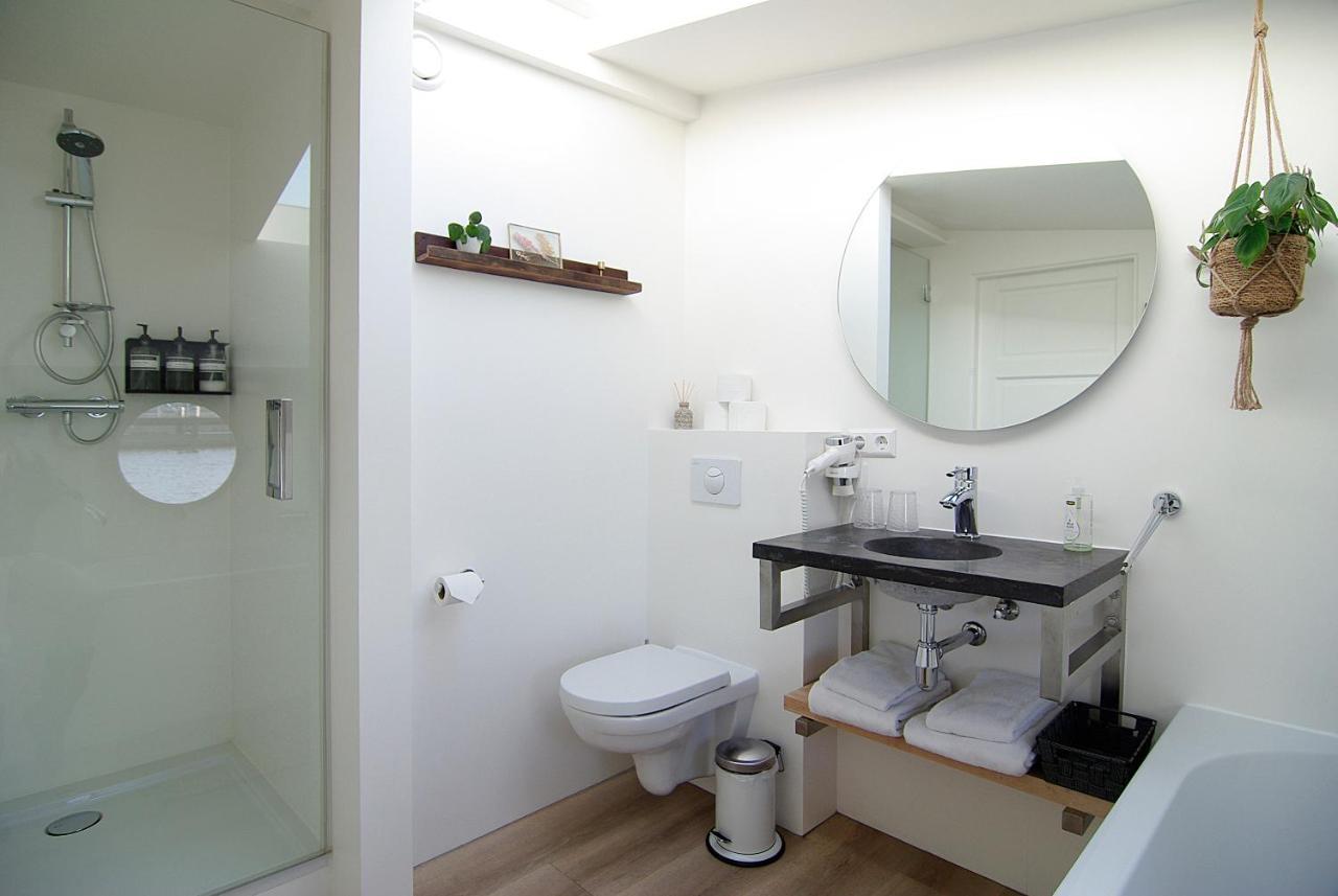 Eco Houseboat (Adults Only) 1