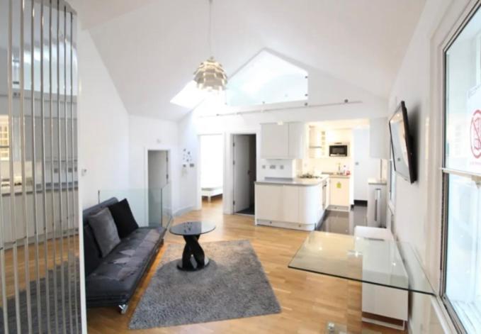Beautiful 1 Bedroom Penthouse Flat