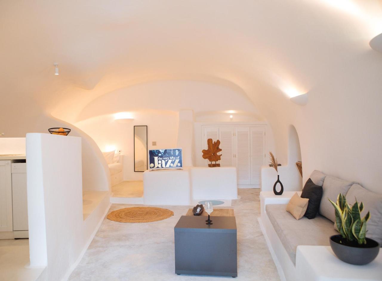 Assyrtiko by a Terre Cave Villas 2