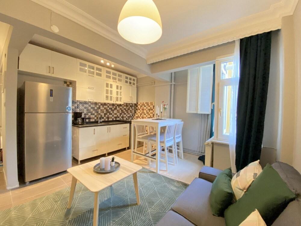 Lovely Flat with Central Location in Fatih 2