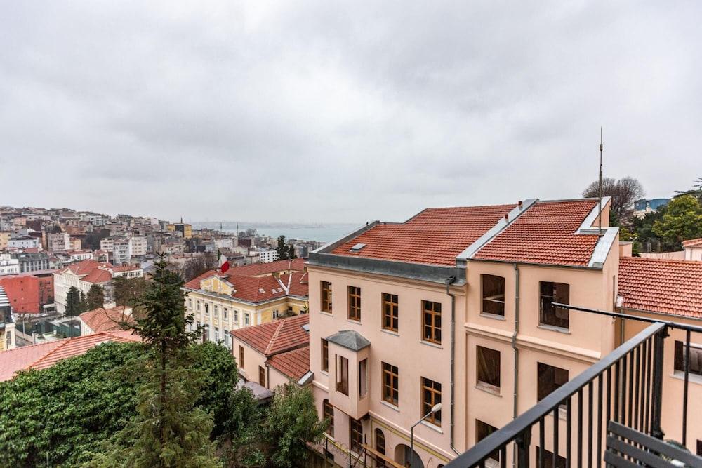 Missafir Historical Flat with Sea View in Beyoglu 2