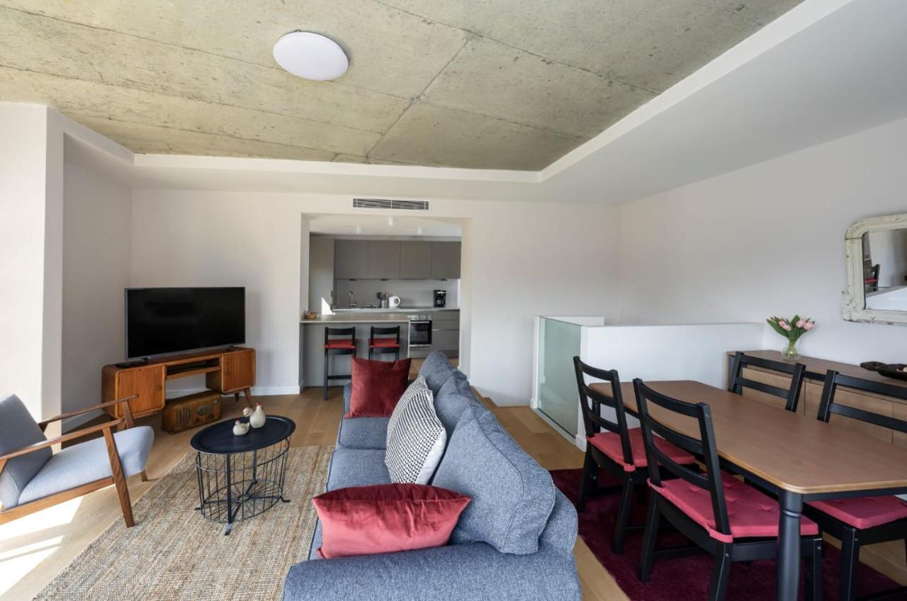 Beautiful Airy Duplex 2bd25bath Central Gem #172 2