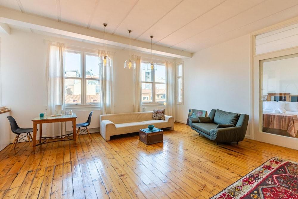 Eclectic Home Near Galata Tower in Beyoglu 1