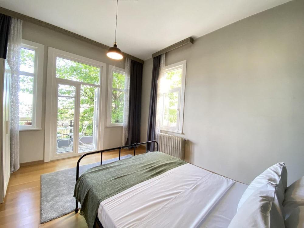 Flat with Balcony And Bosphorus View in Beyoglu 1