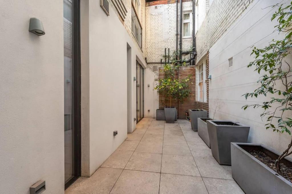 Stunning Mayfair 3 Bed Flat with Terrace And Fireplace 1