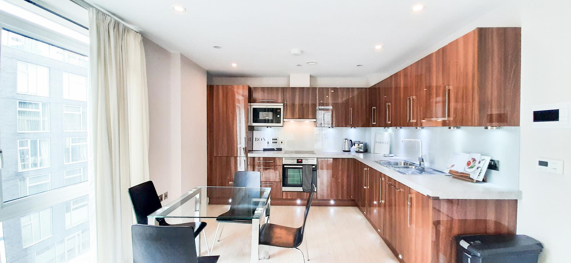 Luxurious Two Bed Two Bath with Balcony in Angel 1