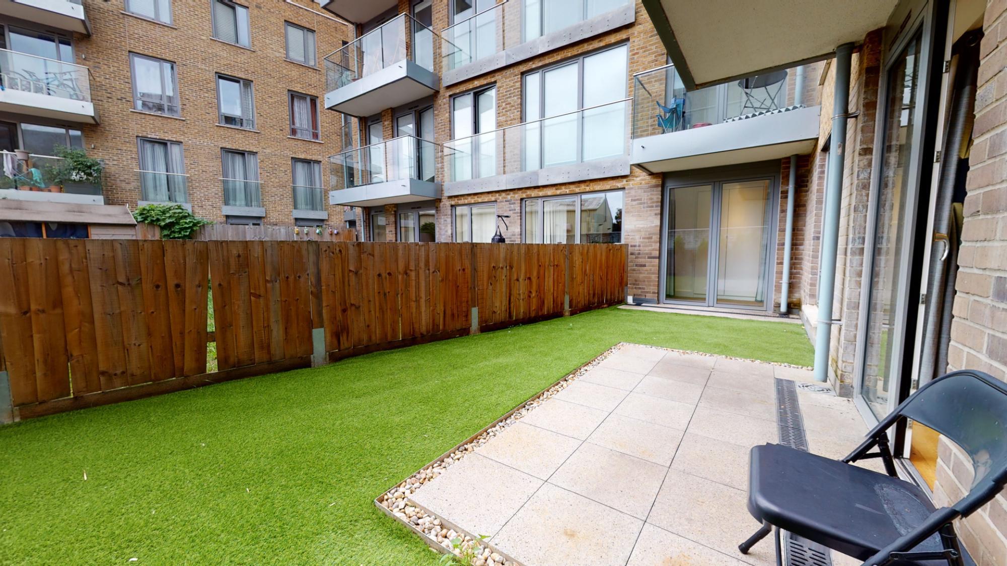 Comfy Two Bedroom One Bath Apartment in Limehouse 1