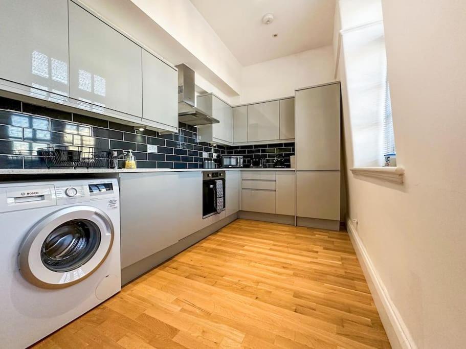 Newly Refurbished Luxury 3 Bedroom Apartment 2