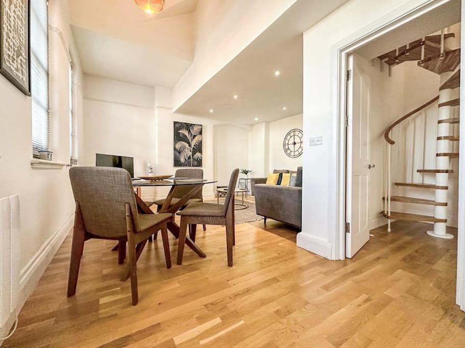 Newly Refurbished Luxury 3 Bedroom Apartment