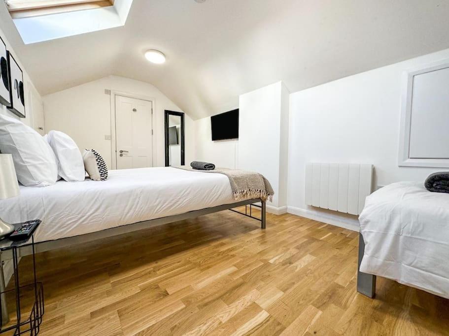 Newly Refurbished Luxury 3 Bedroom Apartment 1