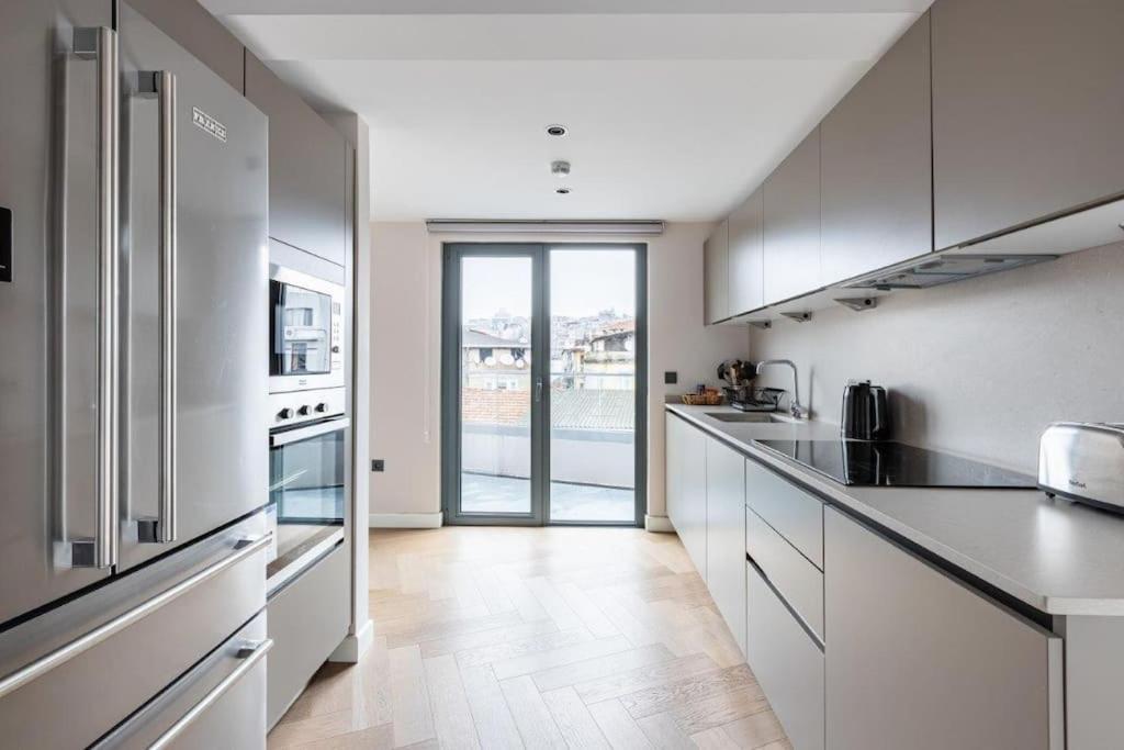 Penthouse Duplex 4br25bath Terrace Views! #258 2