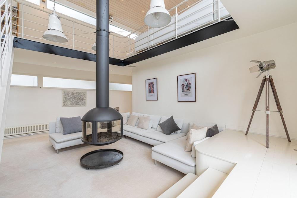 Joivy Stunning 5-Bed Boathouse on the River Thames 2