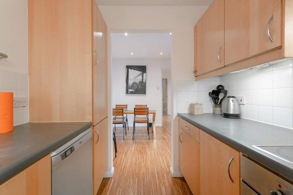 A Spacious 2 Bedroom Apartment in Aldgate East 1
