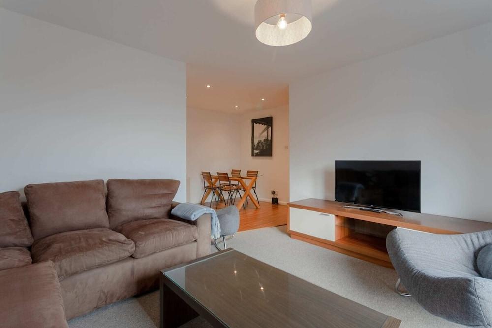 A Spacious 2 Bedroom Apartment in Aldgate East 2