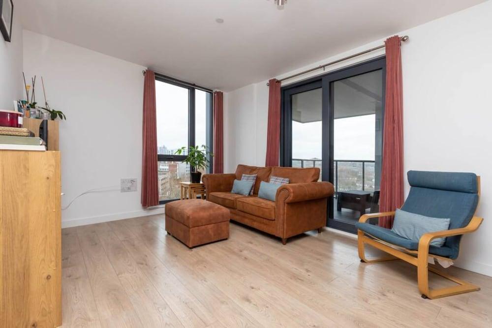 Spacious 2 Bedroom Flat with City Views in Bermondsey 1