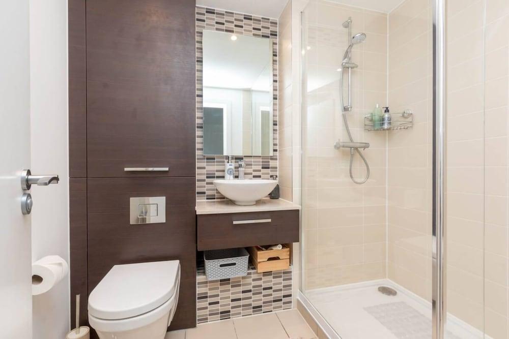 Spacious 2 Bedroom Flat with City Views in Bermondsey 2