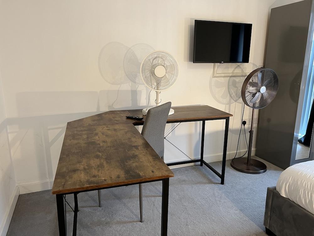 Inviting 1-Bed Apartment in London 1