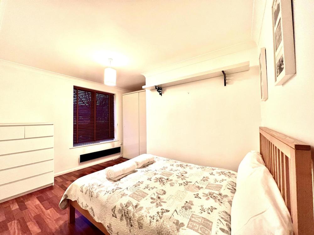 Lovely 1-Bed Apartment in London by the Harbour 1