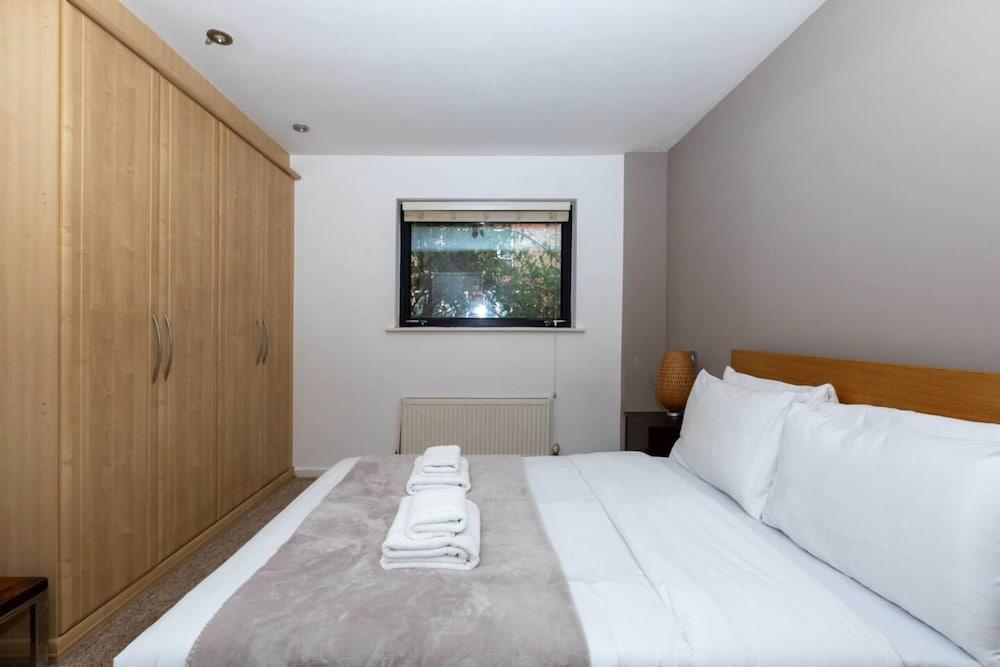 Radiant 2 Bedroom Apartment in East London 2