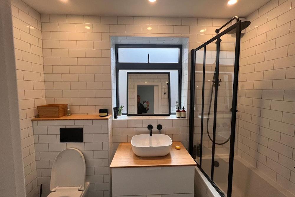 Contemporary 1 Bedroom Apartment in Peckham with Garden 2