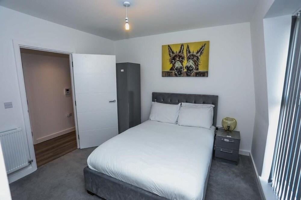 Immaculate 2-Bed Apartment in London 2