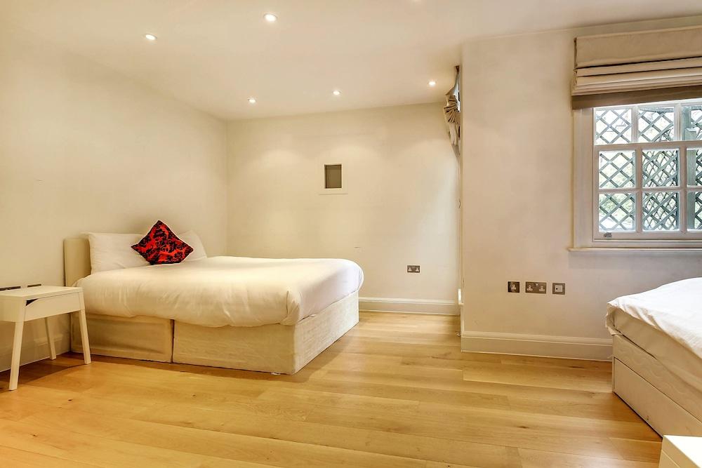 Pont Street Mews Townhouse 2