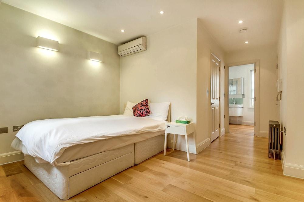 Pont Street Mews Townhouse 1