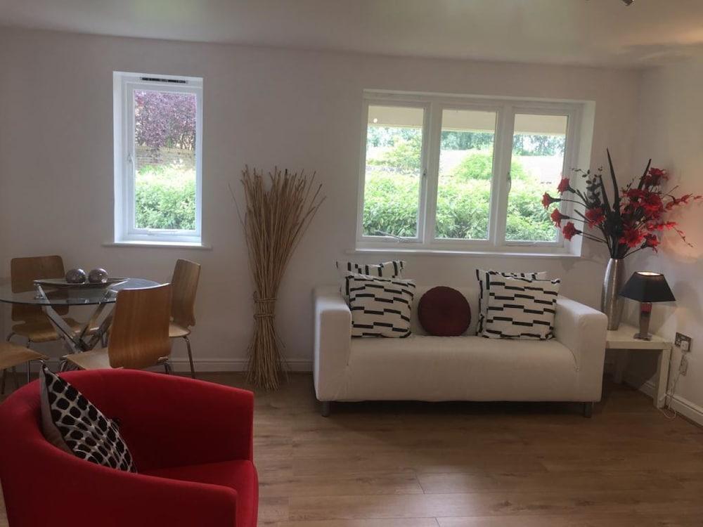 2 Bed Flat, Dedicated Workspace, Parking, 4ktv