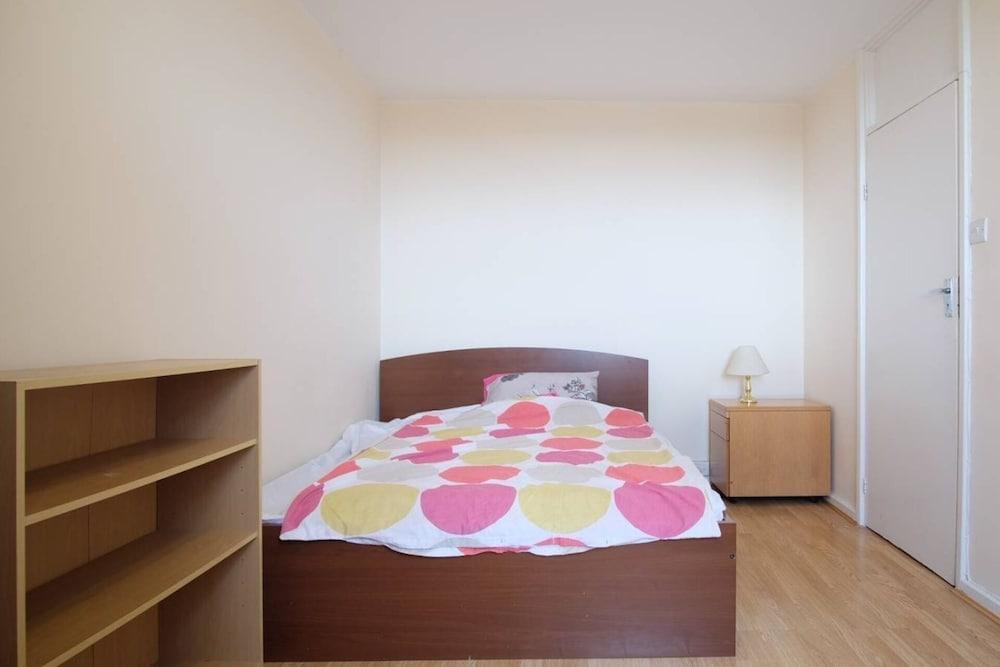 2-Bed Apartment in London Woolwich 2