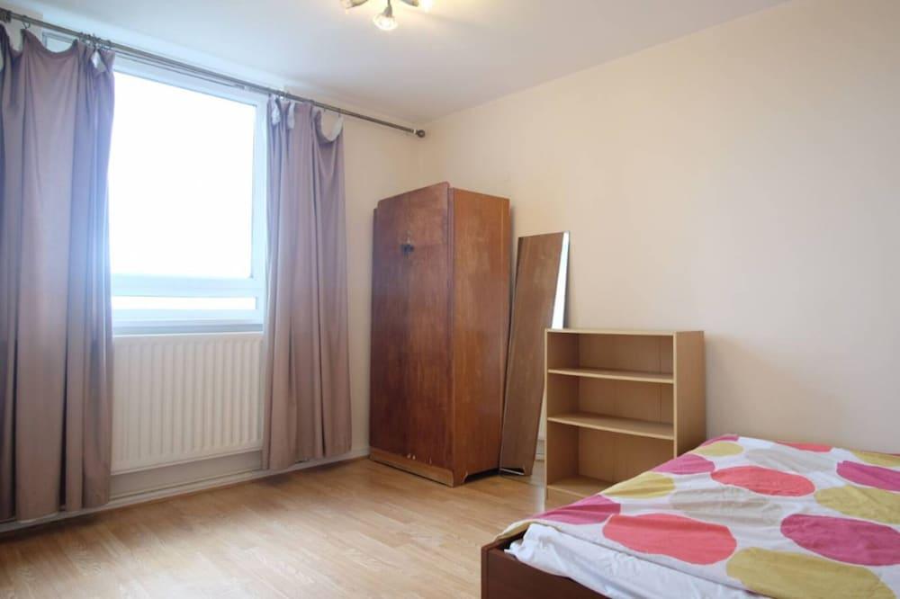 2-Bed Apartment in London Woolwich 1