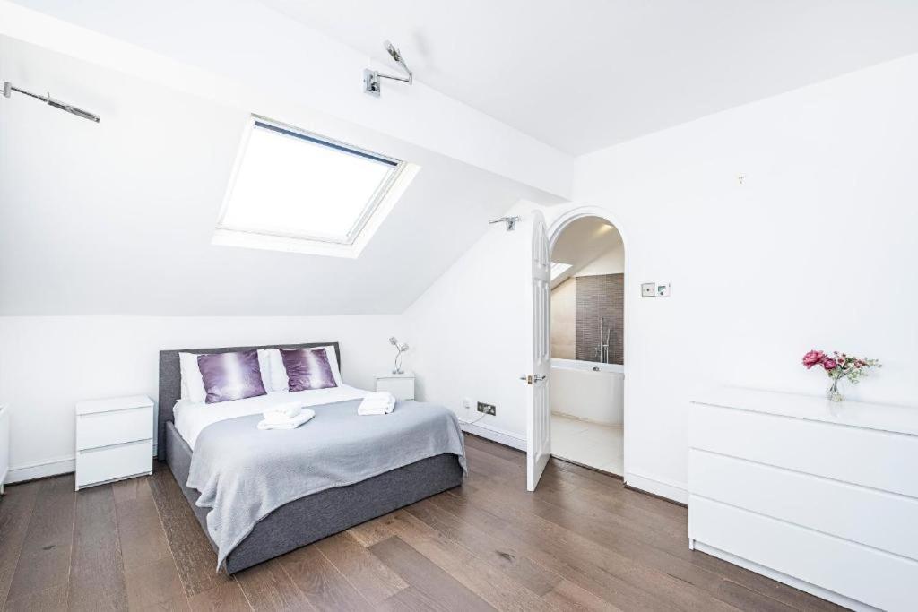 Uranus Apartments by Canary Wharf 1