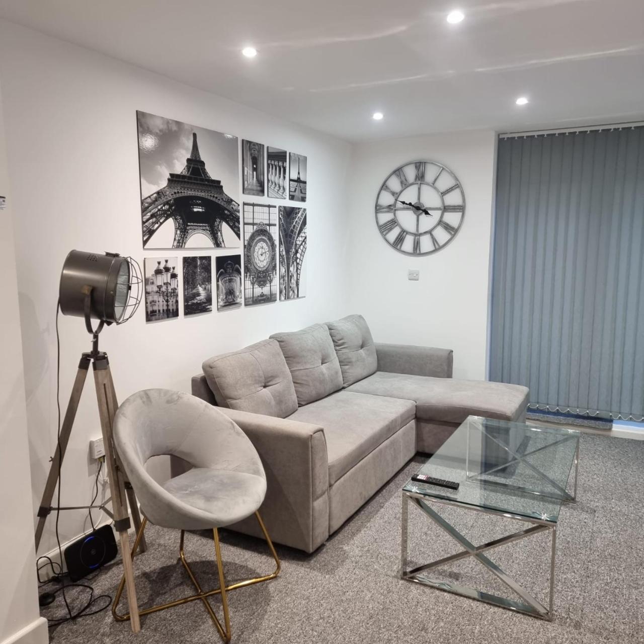 Classic 2 Bed Apartment in Oldkent Road 2