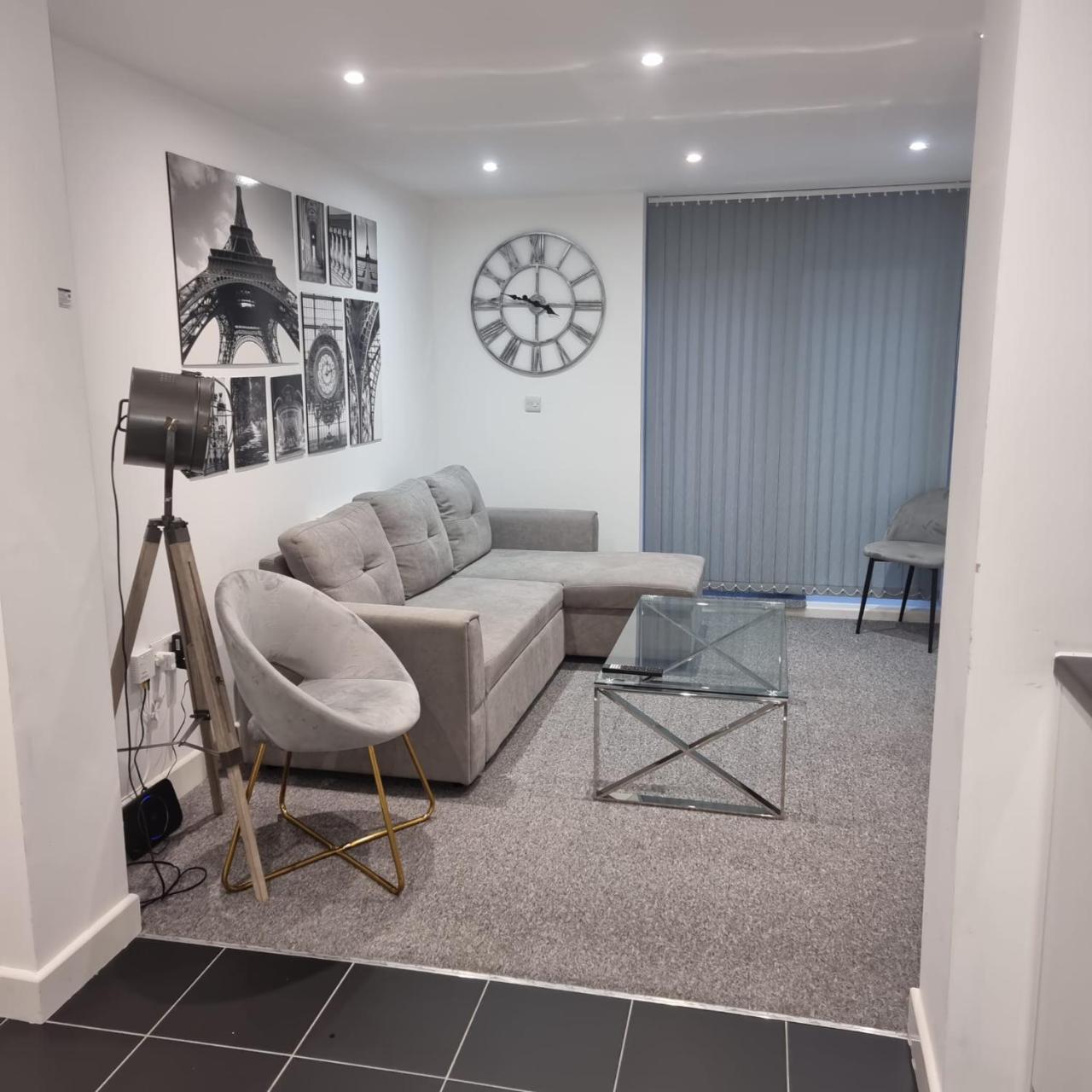 Classic 2 Bed Apartment in Oldkent Road 1