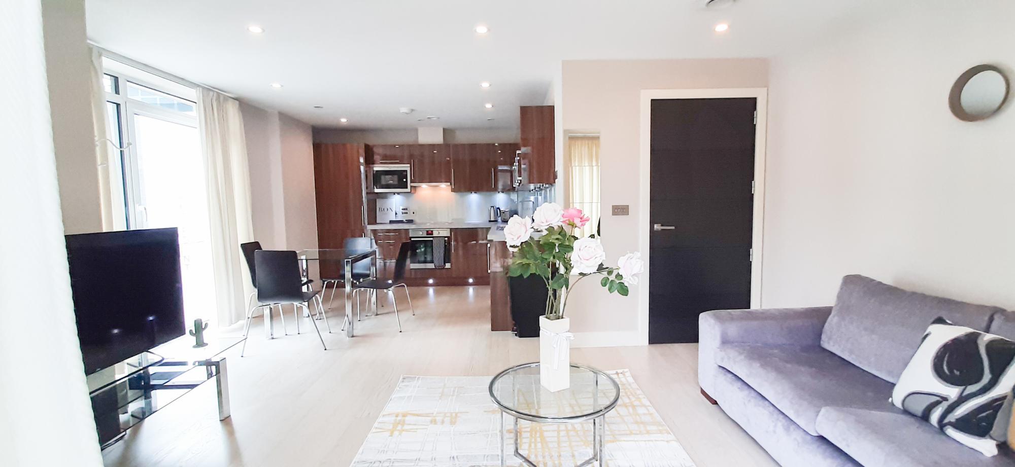 Luxurious Two Bed Two Bath with Balcony in Angel