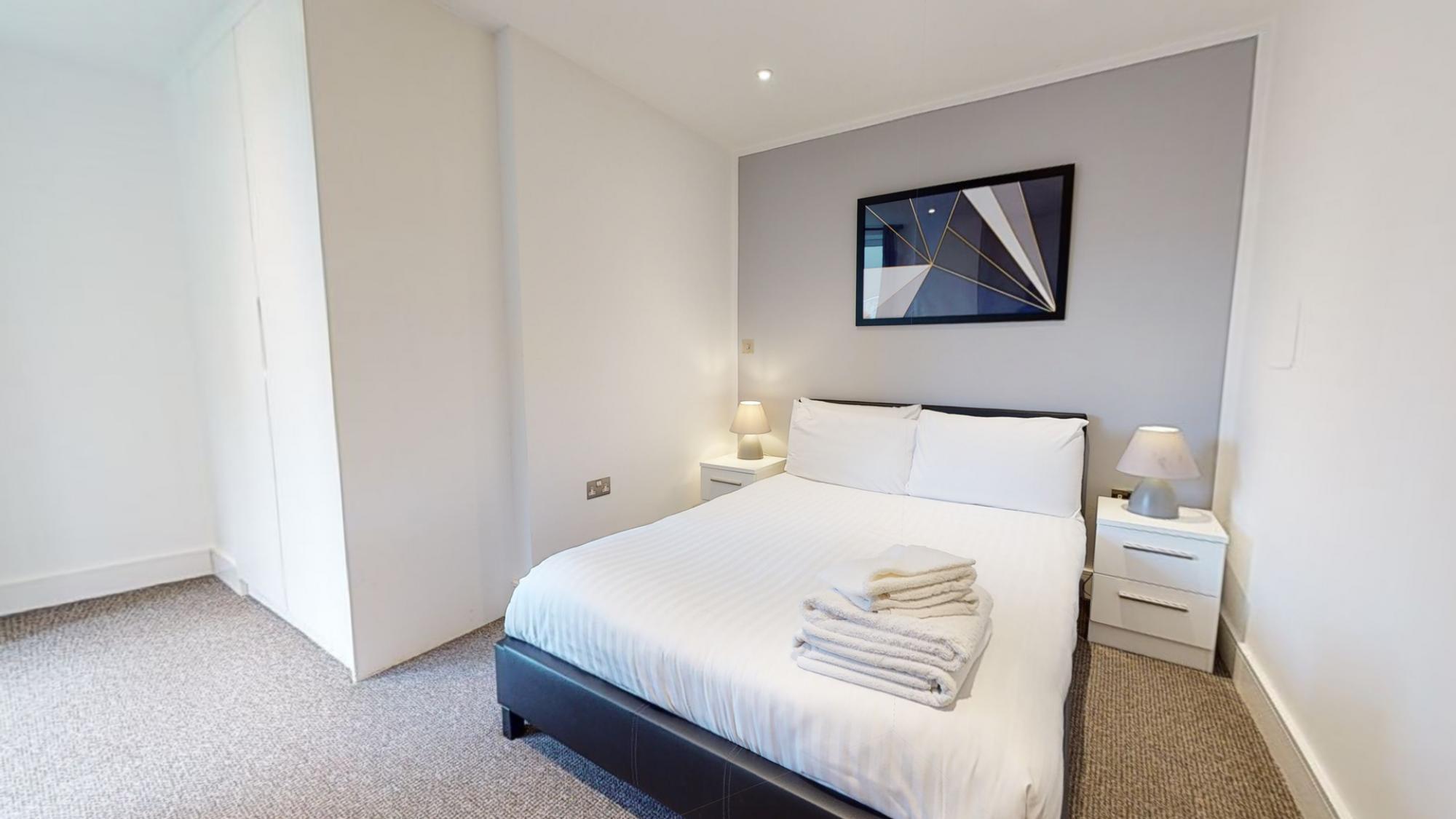 Comfy Two Bedroom One Bath Apartment in Limehouse