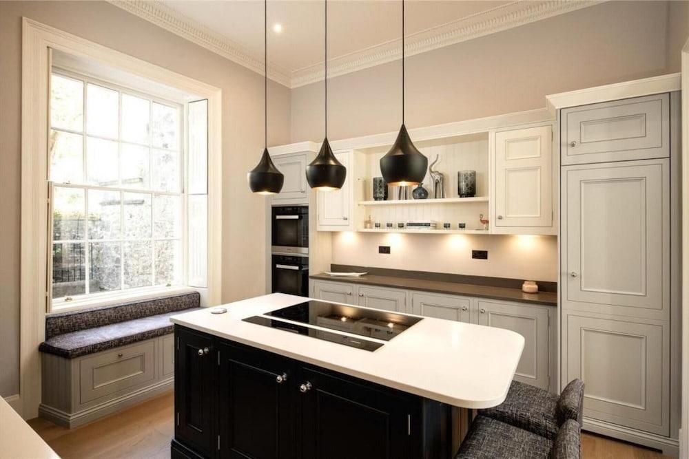 Belgravia Mews House with Pool 1