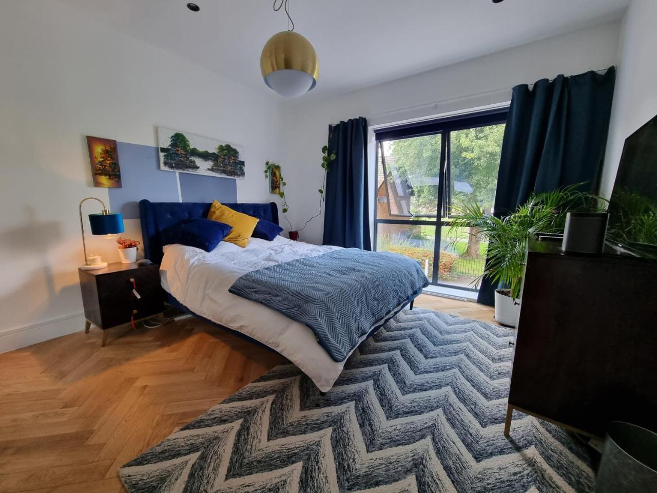 Bright Spacious Apartment in the Park 1