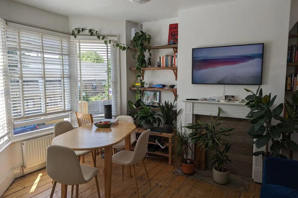 Stylish 2 Bedroom Apartment in Peckham 1