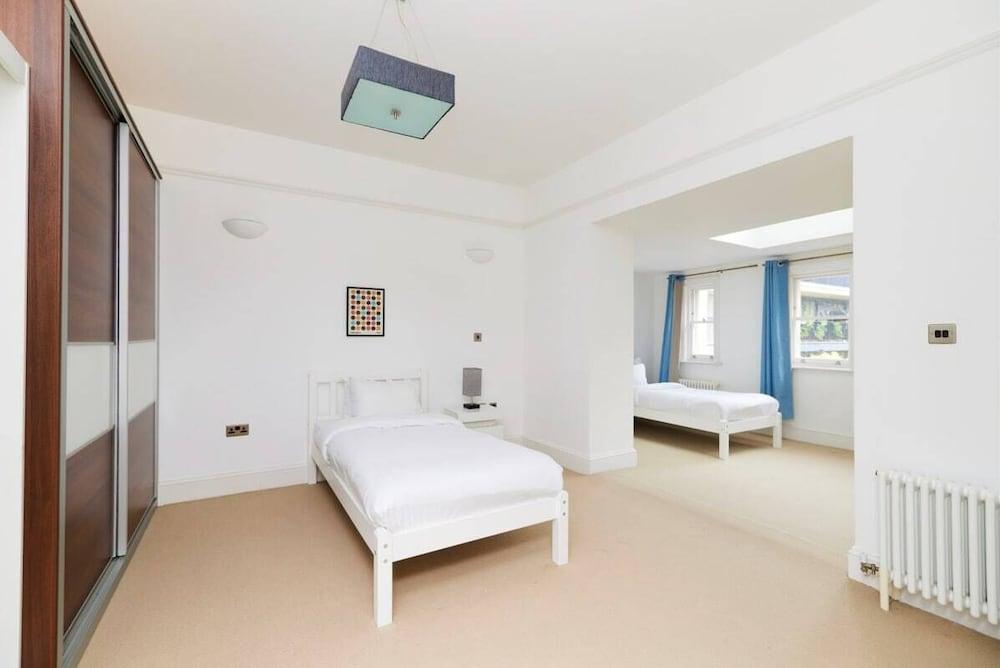 The Woolwich Retreat - Enticing 5bdr House with Parking 2