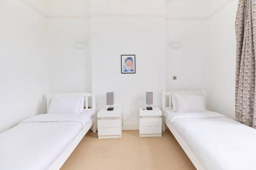 The Woolwich Retreat - Enticing 5bdr House with Parking 1